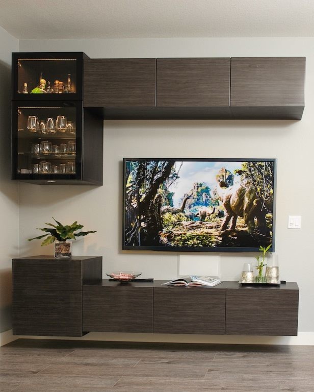 Bild på ett stort funkis allrum, med en väggmonterad TV