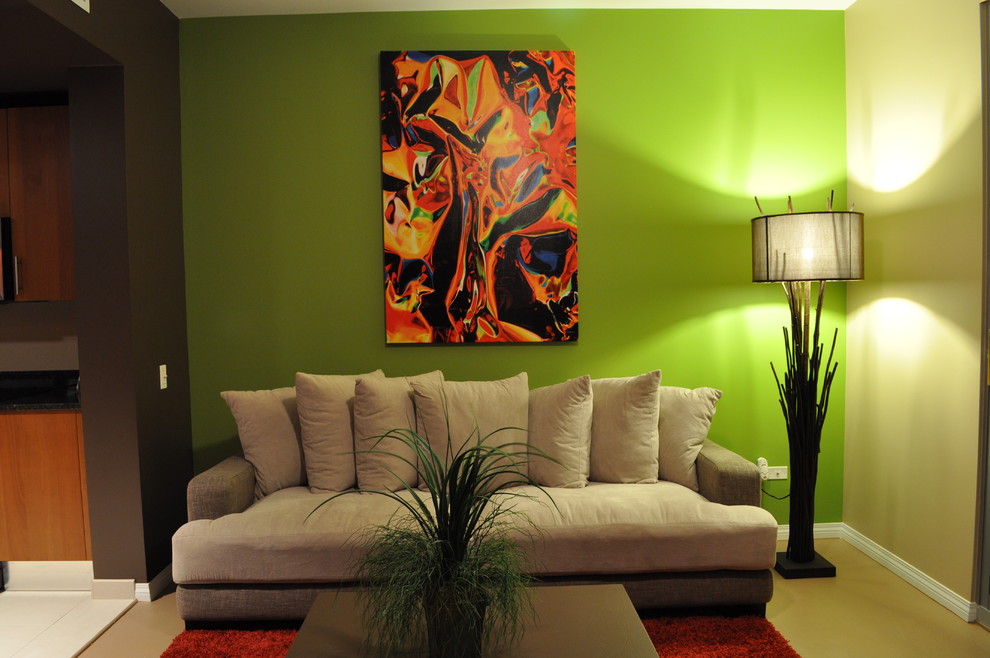 Идея дизайна: открытая гостиная комната среднего размера в стиле фьюжн с разноцветными стенами, полом из винила и бежевым полом без камина