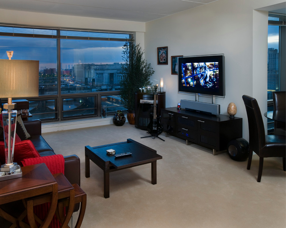 Diseño de sala de estar con rincón musical abierta tradicional renovada de tamaño medio sin chimenea con paredes blancas, moqueta y televisor independiente