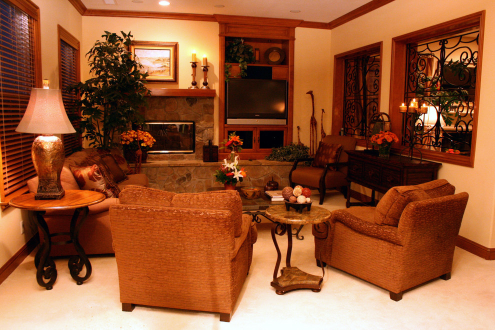 Aménagement d'une grande salle de séjour classique ouverte avec un mur beige, moquette, un manteau de cheminée en pierre, un téléviseur encastré et une cheminée standard.