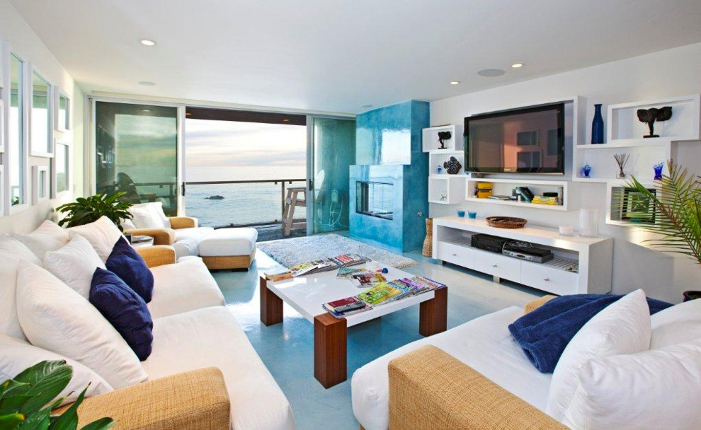 Стильный дизайн: открытая гостиная комната среднего размера в морском стиле с серыми стенами, стандартным камином, фасадом камина из камня, телевизором на стене и серым полом - последний тренд