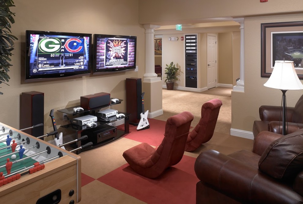 На фото: открытая комната для игр среднего размера с бежевыми стенами, ковровым покрытием и телевизором на стене