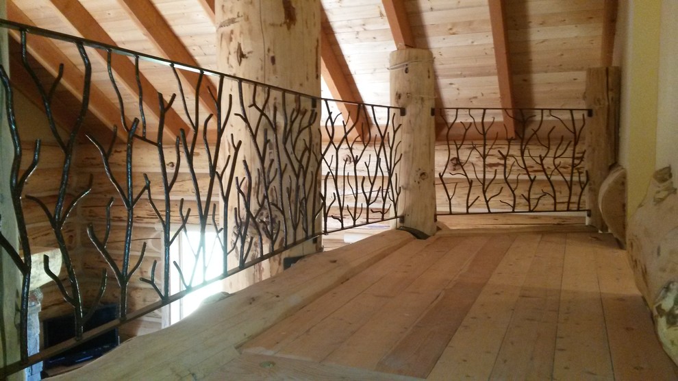 Idées déco pour une petite salle de séjour mansardée ou avec mezzanine montagne avec un mur marron, parquet clair, aucune cheminée, aucun téléviseur et un sol beige.