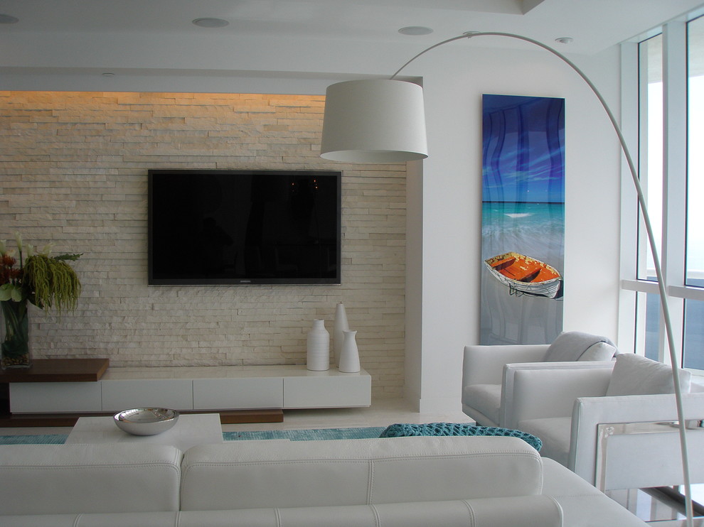 マイアミにある広いコンテンポラリースタイルのおしゃれなオープンリビング (白い壁、大理石の床、暖炉なし、壁掛け型テレビ、白い床) の写真