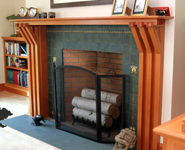 Aménagement d'une salle de séjour craftsman avec un mur beige, parquet clair, une cheminée standard et un manteau de cheminée en carrelage.