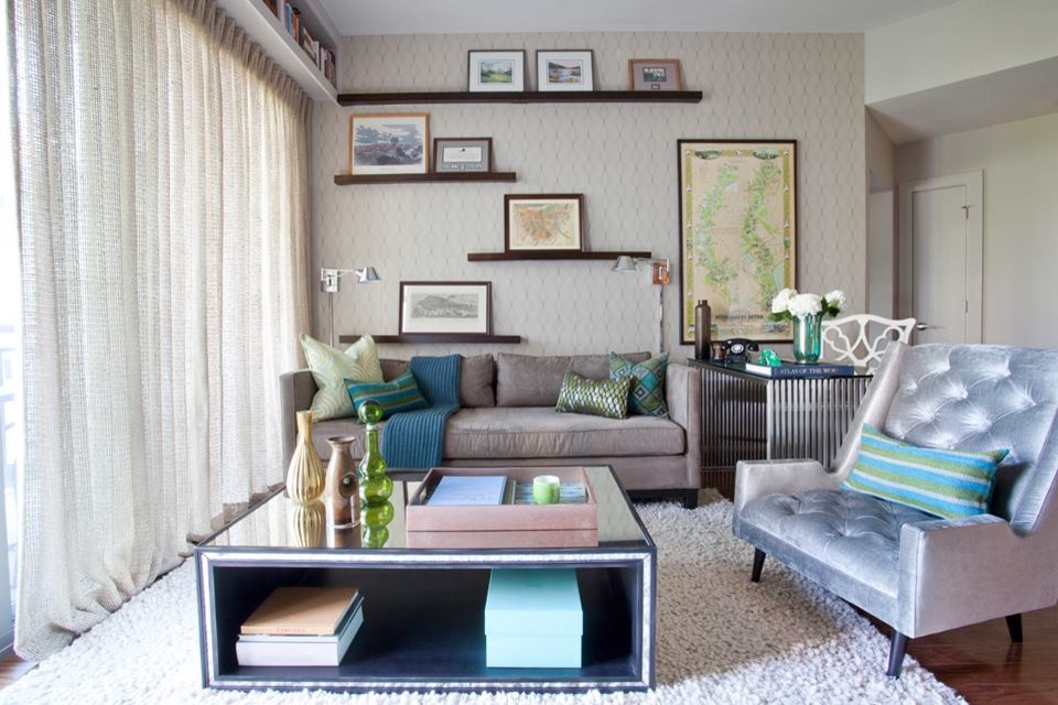 Foto di un piccolo soggiorno design chiuso con pareti beige e pavimento in legno massello medio