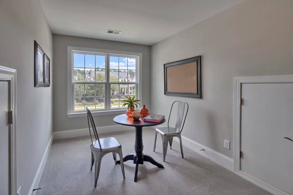 Mittelgroßes, Abgetrenntes Klassisches Wohnzimmer mit beiger Wandfarbe und Teppichboden in San Diego