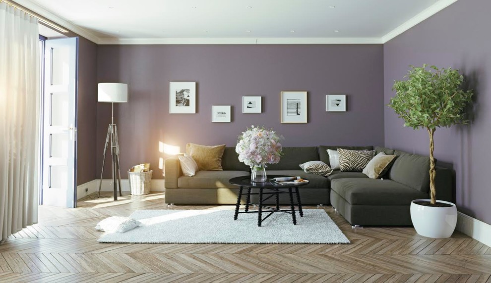 Esempio di un grande soggiorno classico chiuso con pareti viola, pavimento in legno massello medio, nessun camino, nessuna TV e pavimento marrone