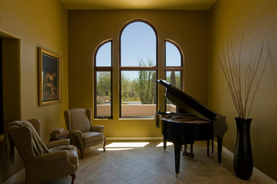 Esempio di un grande soggiorno american style chiuso con sala della musica, pareti gialle, pavimento con piastrelle in ceramica e nessuna TV
