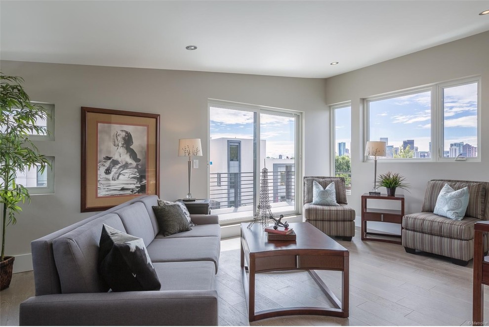 Mittelgroßes Modernes Wohnzimmer ohne Kamin mit beiger Wandfarbe und hellem Holzboden in Denver