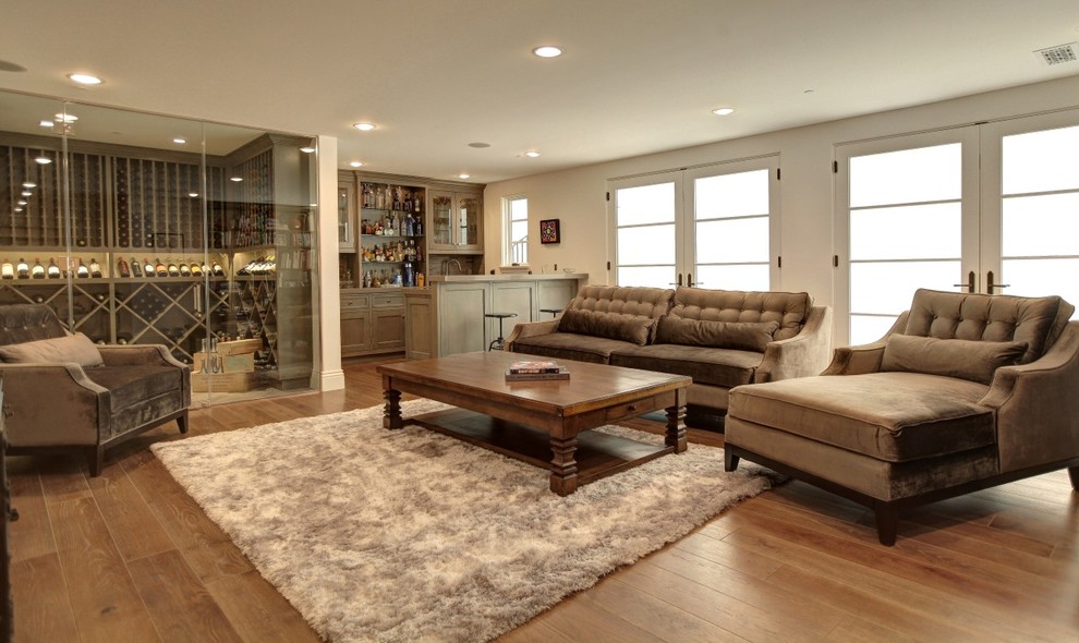 Modelo de sala de estar abierta tradicional renovada de tamaño medio sin chimenea y televisor con paredes beige, suelo de madera clara y suelo marrón