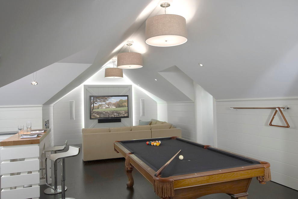Imagen de sala de juegos en casa tipo loft clásica renovada de tamaño medio con paredes grises y suelo de madera oscura