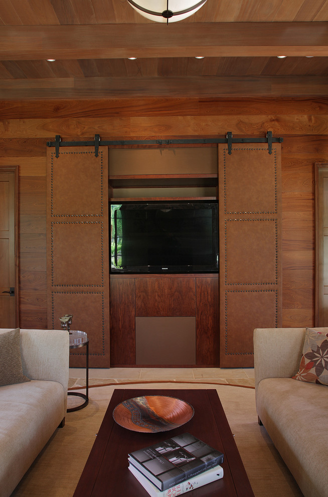 Идея дизайна: гостиная комната в средиземноморском стиле с скрытым телевизором