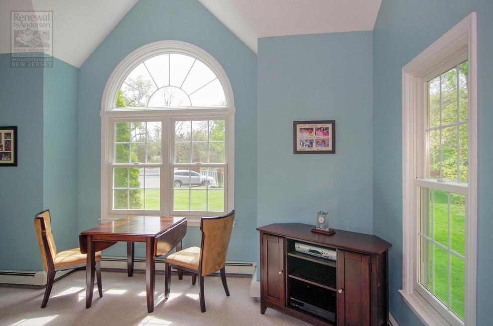 Diseño de sala de estar cerrada grande con paredes azules, moqueta y suelo beige