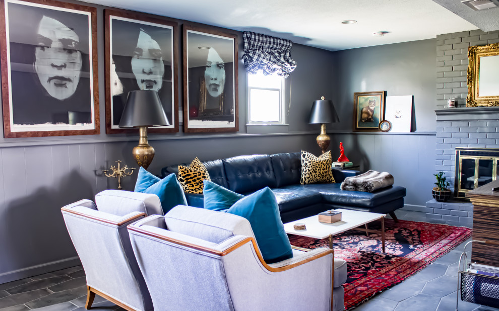 Источник вдохновения для домашнего уюта: гостиная комната в стиле фьюжн с серыми стенами, полом из керамогранита, стандартным камином, фасадом камина из кирпича и серым полом