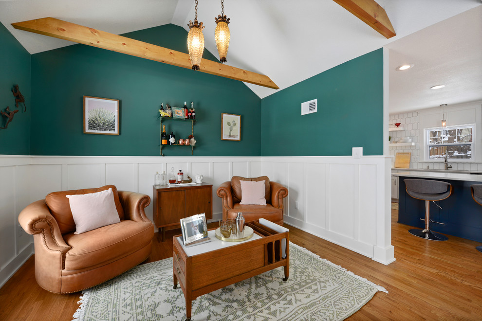 Foto di un piccolo soggiorno chic aperto con libreria, pareti verdi e pavimento in legno massello medio