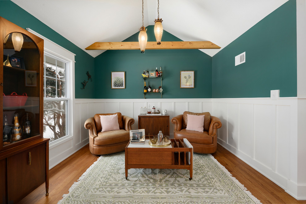 Пример оригинального дизайна: маленькая открытая гостиная комната в классическом стиле с зелеными стенами, паркетным полом среднего тона, домашним баром и коричневым полом для на участке и в саду