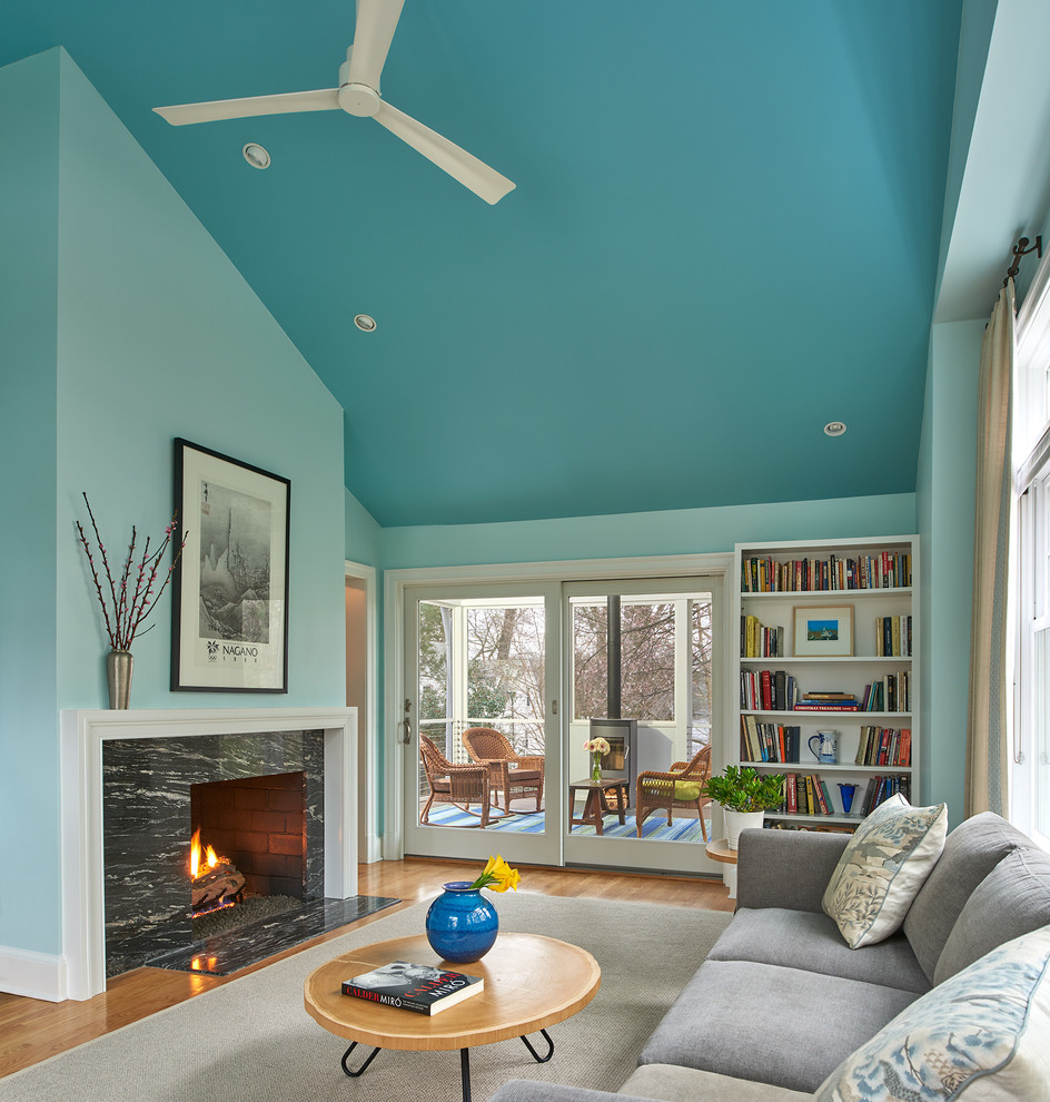 Стильный дизайн: гостиная комната в стиле неоклассика (современная классика) с синими стенами, паркетным полом среднего тона, двусторонним камином и фасадом камина из камня - последний тренд