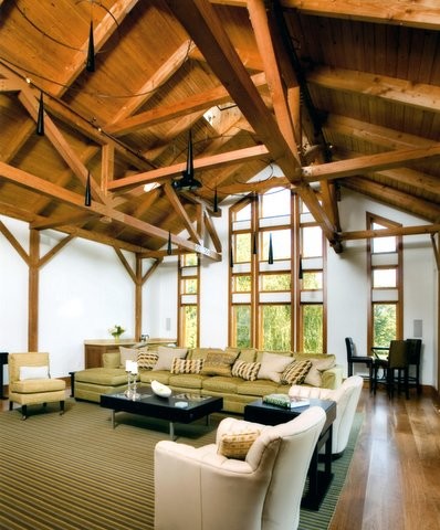 Exemple d'une très grande salle de séjour tendance ouverte avec un mur blanc, un sol en bois brun, aucune cheminée et salle de jeu.