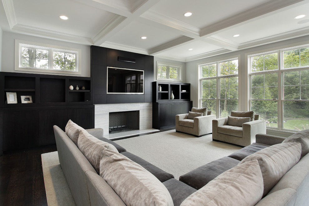 Foto de sala de estar contemporánea con todas las chimeneas, marco de chimenea de piedra y pared multimedia