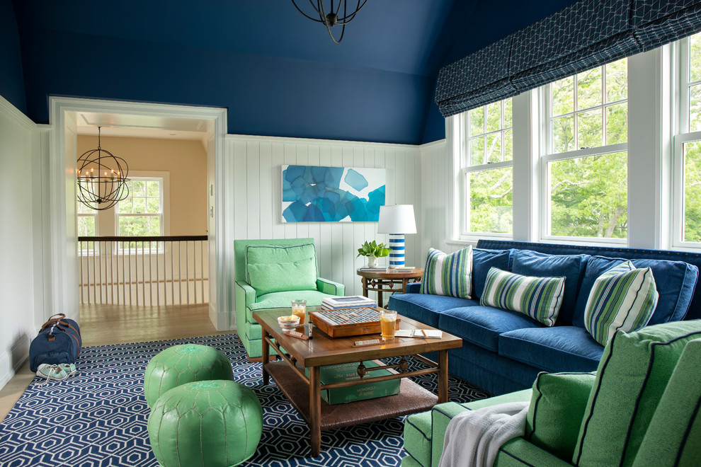 Foto di un soggiorno stile marino chiuso con pareti multicolore, parquet chiaro, nessun camino e tappeto