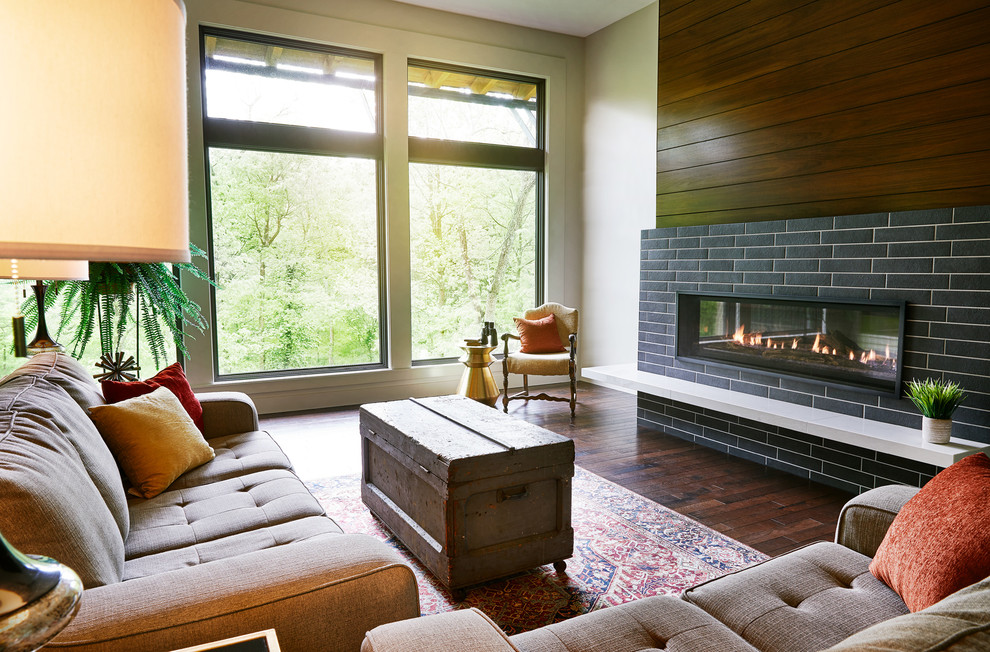 Foto di un grande soggiorno minimalista aperto con pareti multicolore, camino classico, cornice del camino in mattoni e nessuna TV