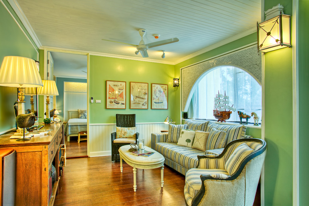 Пример оригинального дизайна: изолированная гостиная комната в классическом стиле с зелеными стенами