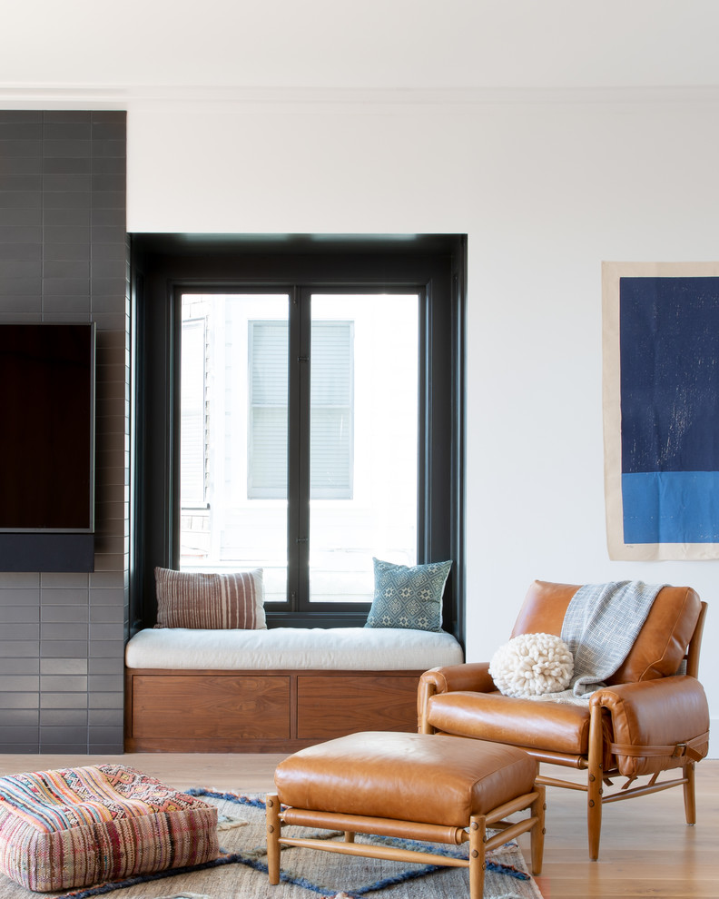 Großes Modernes Wohnzimmer mit weißer Wandfarbe, hellem Holzboden und TV-Wand in San Francisco
