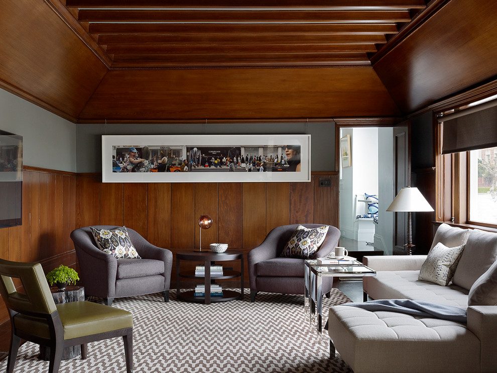 Diseño de sala de estar cerrada tradicional renovada de tamaño medio sin chimenea con paredes grises, moqueta y televisor colgado en la pared
