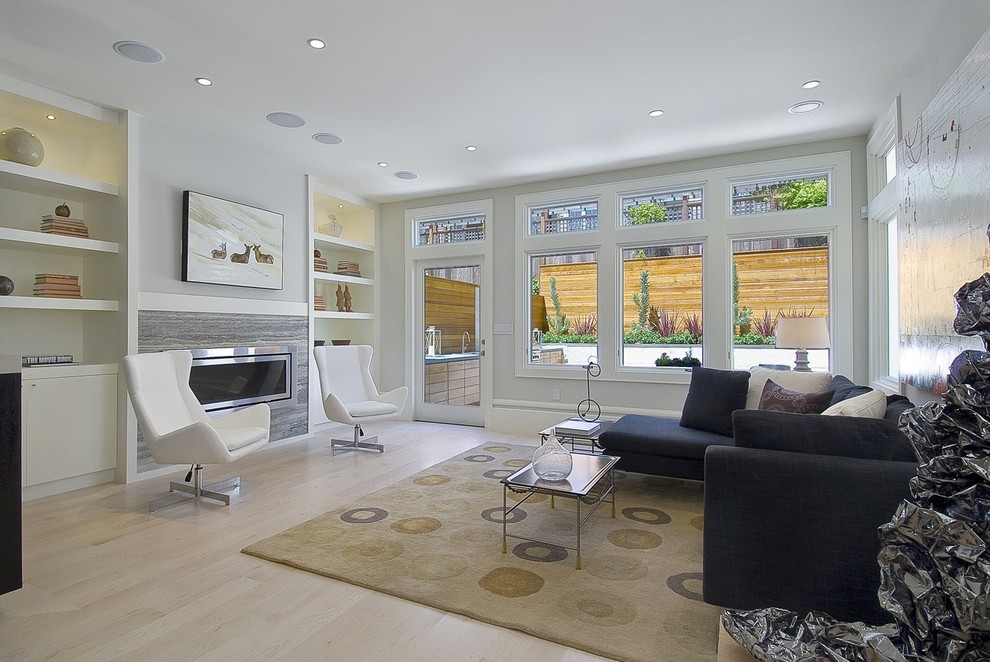 Modernes Wohnzimmer mit grauer Wandfarbe, hellem Holzboden, Gaskamin und Kaminumrandung aus Stein in San Francisco