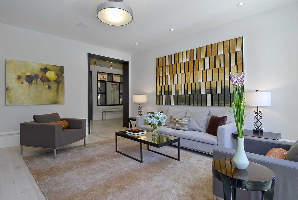 Пример оригинального дизайна: гостиная комната в современном стиле с белыми стенами, светлым паркетным полом и ковром на полу