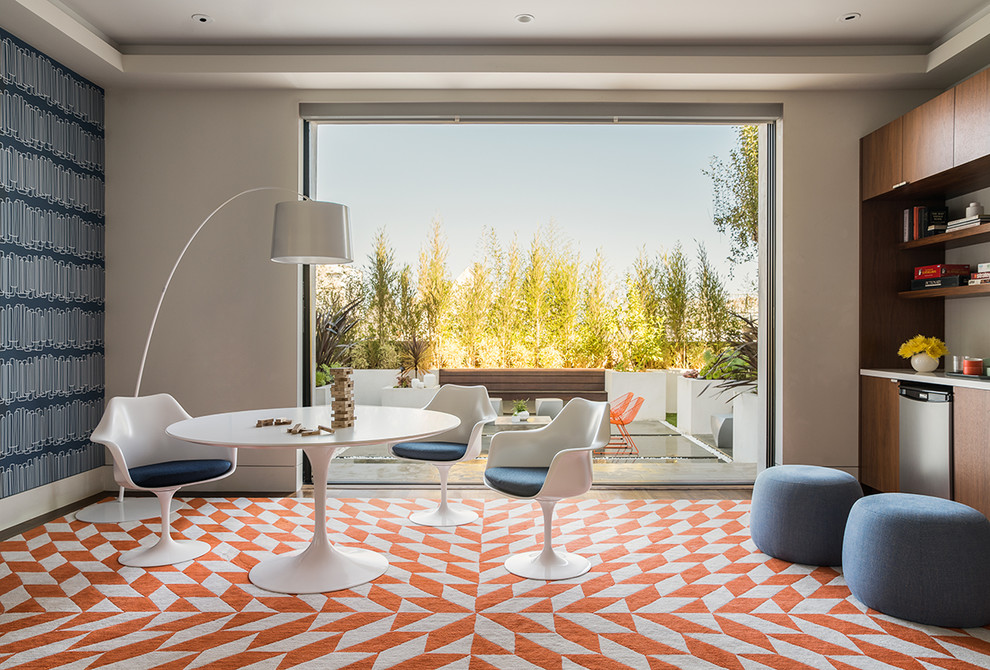 На фото: большая гостиная комната в современном стиле с белыми стенами, разноцветным полом и ковровым покрытием