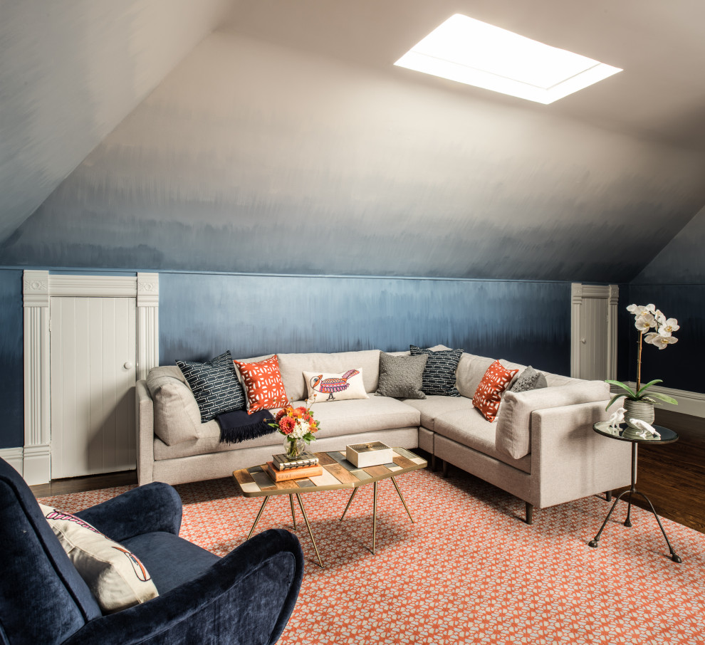 Ejemplo de sala de estar tradicional renovada con paredes azules, suelo de madera oscura y suelo marrón