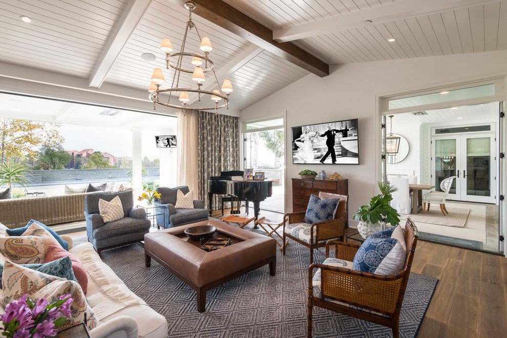 Immagine di un soggiorno stile marino con sala della musica, pareti bianche, TV a parete e pavimento in legno massello medio