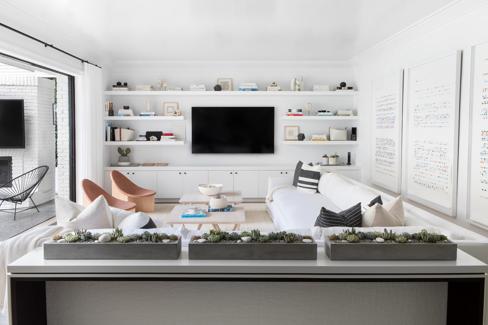 Idee per un grande soggiorno moderno aperto con sala giochi, pareti bianche, parquet chiaro, TV a parete e pavimento beige