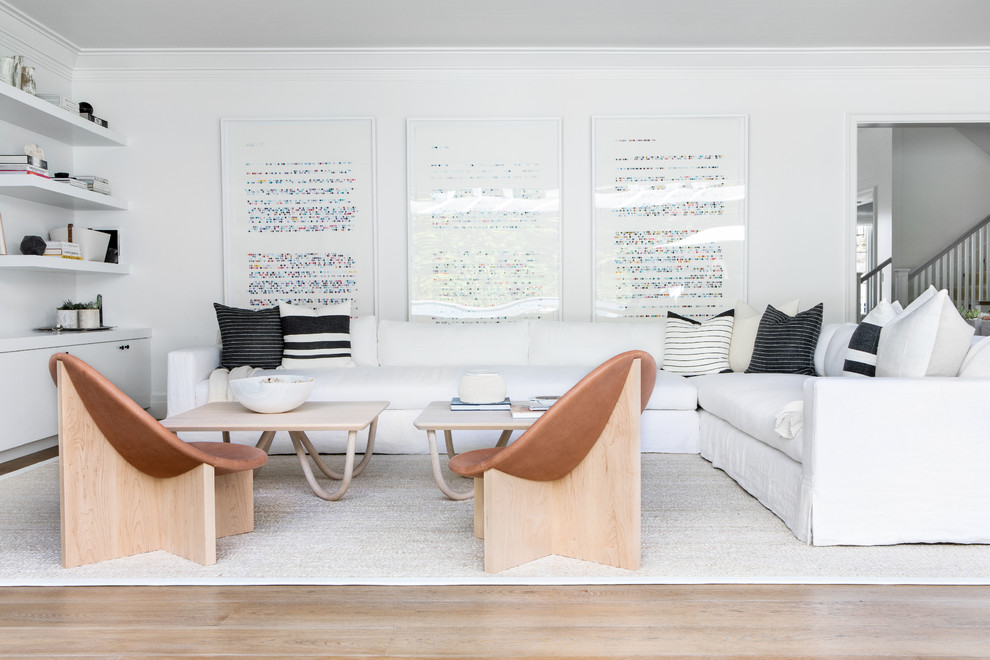 Foto di un grande soggiorno classico aperto con pareti bianche, parquet chiaro e pavimento beige