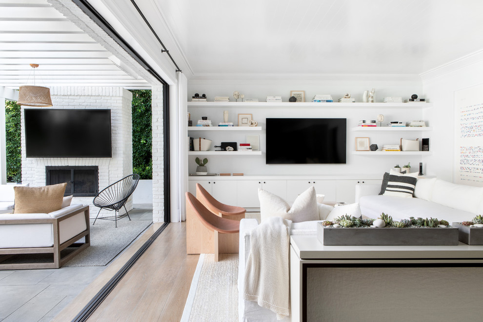 Ispirazione per un grande soggiorno moderno aperto con sala giochi, pareti bianche, parquet chiaro, TV a parete e pavimento beige