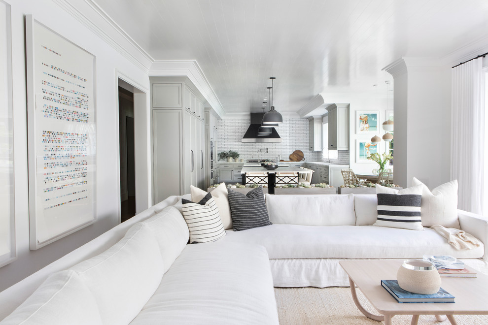 Großer, Offener Moderner Hobbyraum mit weißer Wandfarbe, hellem Holzboden, TV-Wand und beigem Boden in New York