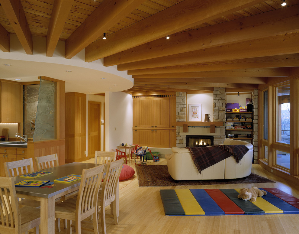 シアトルにある中くらいなコンテンポラリースタイルのおしゃれなLDK (淡色無垢フローリング、白い壁、標準型暖炉、石材の暖炉まわり、内蔵型テレビ、ベージュの床) の写真