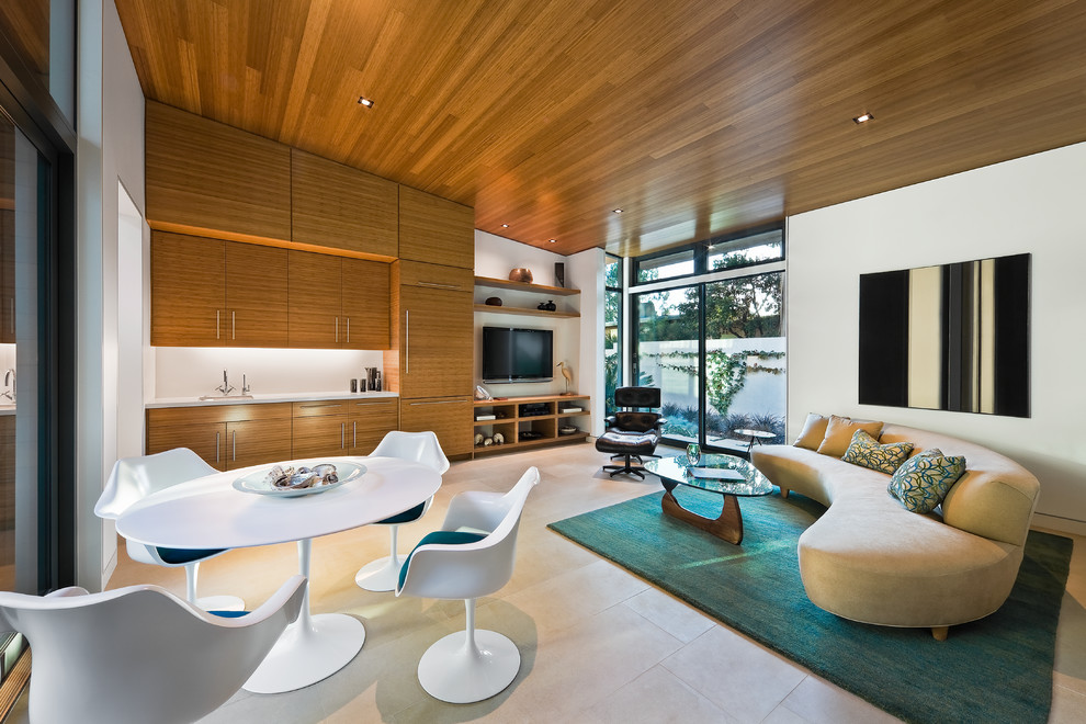 Идея дизайна: открытая гостиная комната в современном стиле с белыми стенами и телевизором на стене