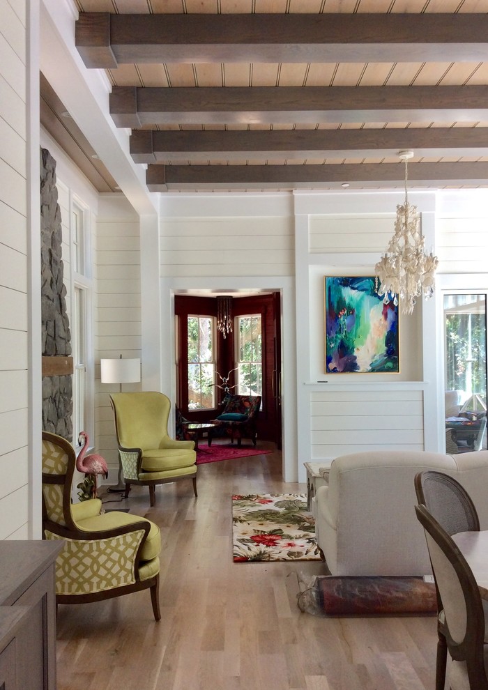 Idee per un soggiorno chic di medie dimensioni e aperto con pareti beige, parquet chiaro e pavimento beige