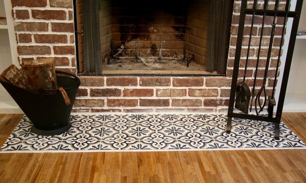 アトランタにあるお手頃価格の小さなトラディショナルスタイルのおしゃれなオープンリビング (白い壁、無垢フローリング、標準型暖炉、レンガの暖炉まわり、茶色い床) の写真