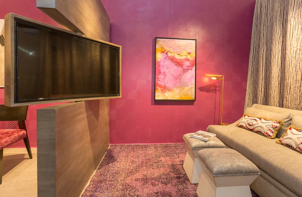 На фото: гостиная комната в современном стиле с розовыми стенами и розовым полом
