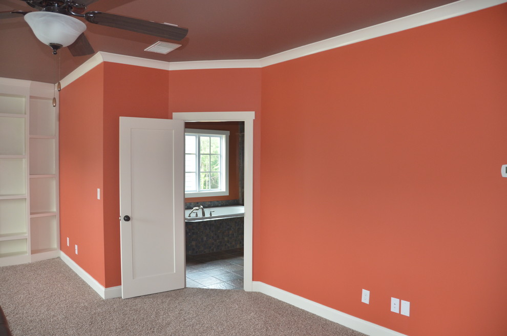 Exemple d'une salle de séjour tendance de taille moyenne et fermée avec un mur orange, moquette, aucune cheminée et un sol gris.