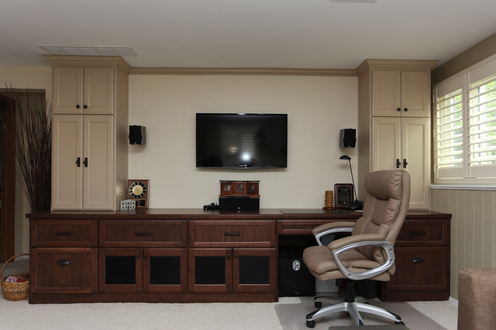 Идея дизайна: изолированная гостиная комната среднего размера в стиле неоклассика (современная классика) с домашним баром, белыми стенами, ковровым покрытием и телевизором на стене без камина