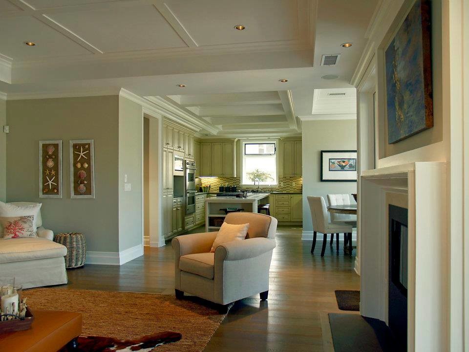 На фото: открытая гостиная комната среднего размера в морском стиле с с книжными шкафами и полками, серыми стенами, паркетным полом среднего тона и стандартным камином