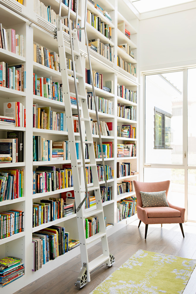 Idee per un soggiorno minimal di medie dimensioni con pareti bianche, libreria, parquet scuro, pavimento marrone e tappeto