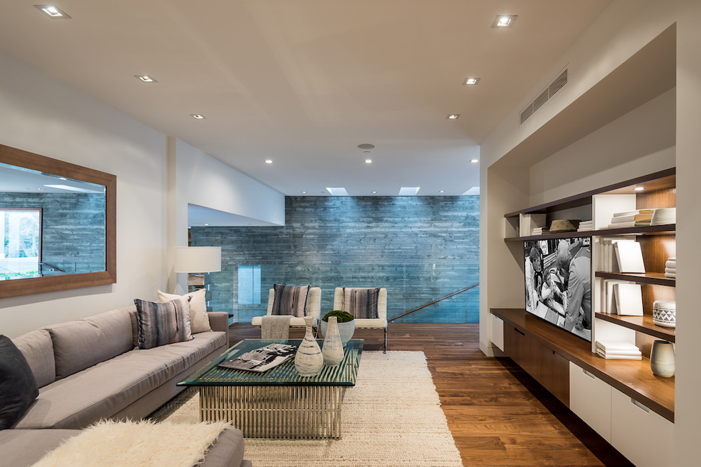 Offenes Modernes Wohnzimmer mit weißer Wandfarbe, dunklem Holzboden und braunem Boden in Los Angeles