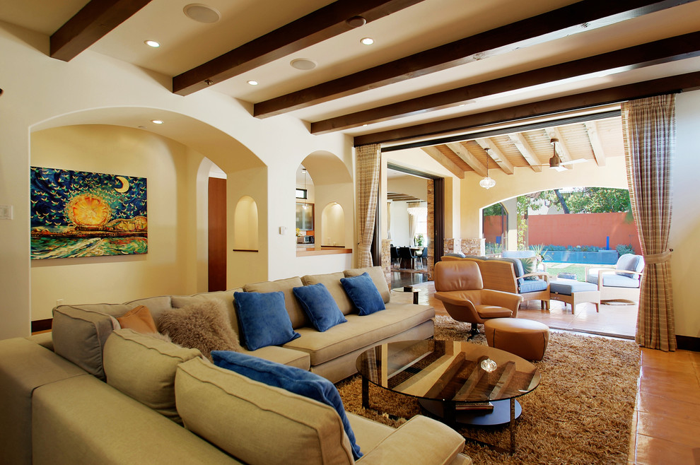 Inspiration pour une grande salle de séjour traditionnelle ouverte avec un mur jaune et tomettes au sol.