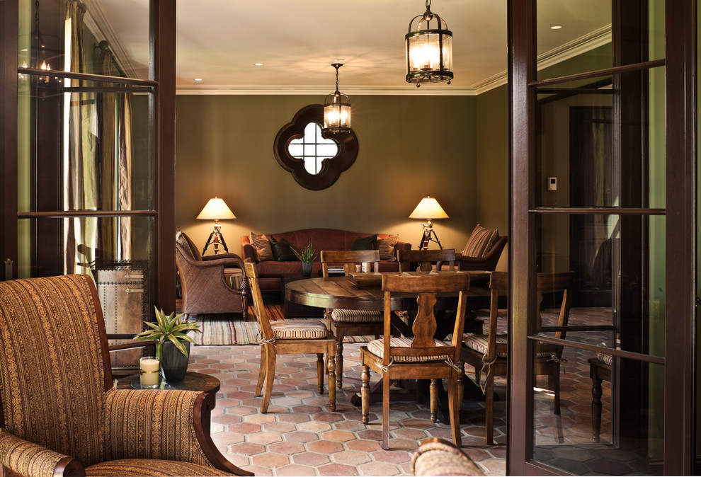 Diseño de sala de estar mediterránea de tamaño medio con paredes verdes y suelo de baldosas de terracota